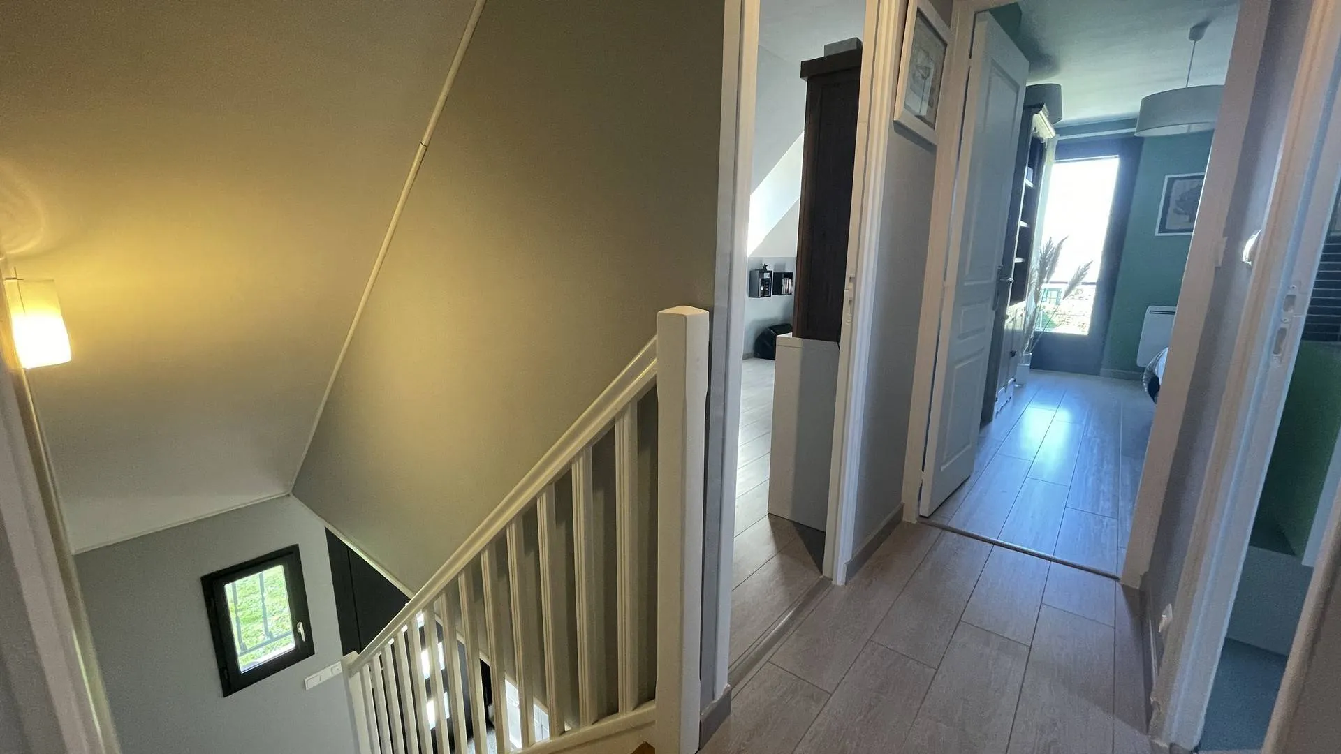 Maison avec potentiel d’aménagement à vendre à Ancourt : Chambre du rez-de-chaussée transformée en dressing, facilement modulable.