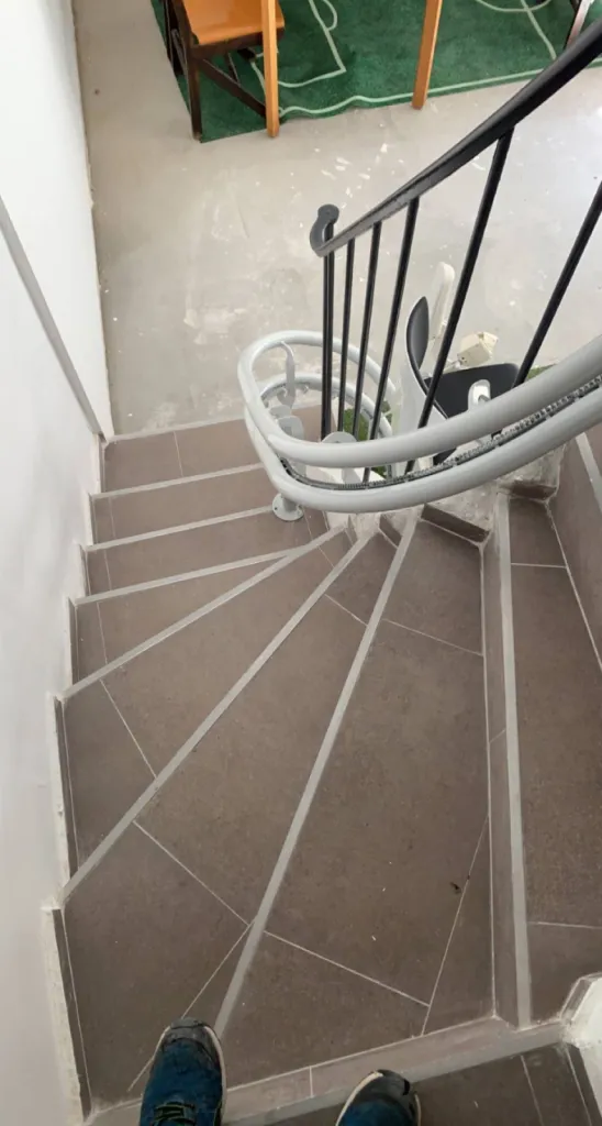 Installation d'un fauteuil monte-escaliers double rail au sein d'une association à Marseille