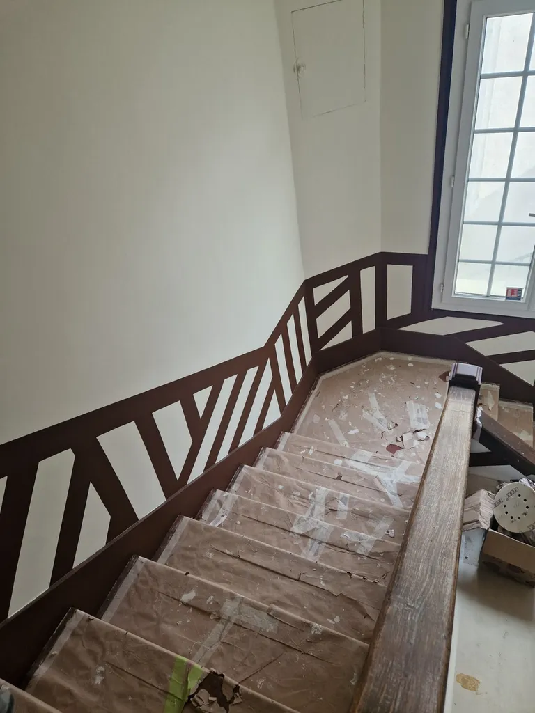 Rénovation d'une cage d'escalier en toile de verre, peinture de poutres et colombages entre TROUVILLE SUR MER et DEAUVILLE