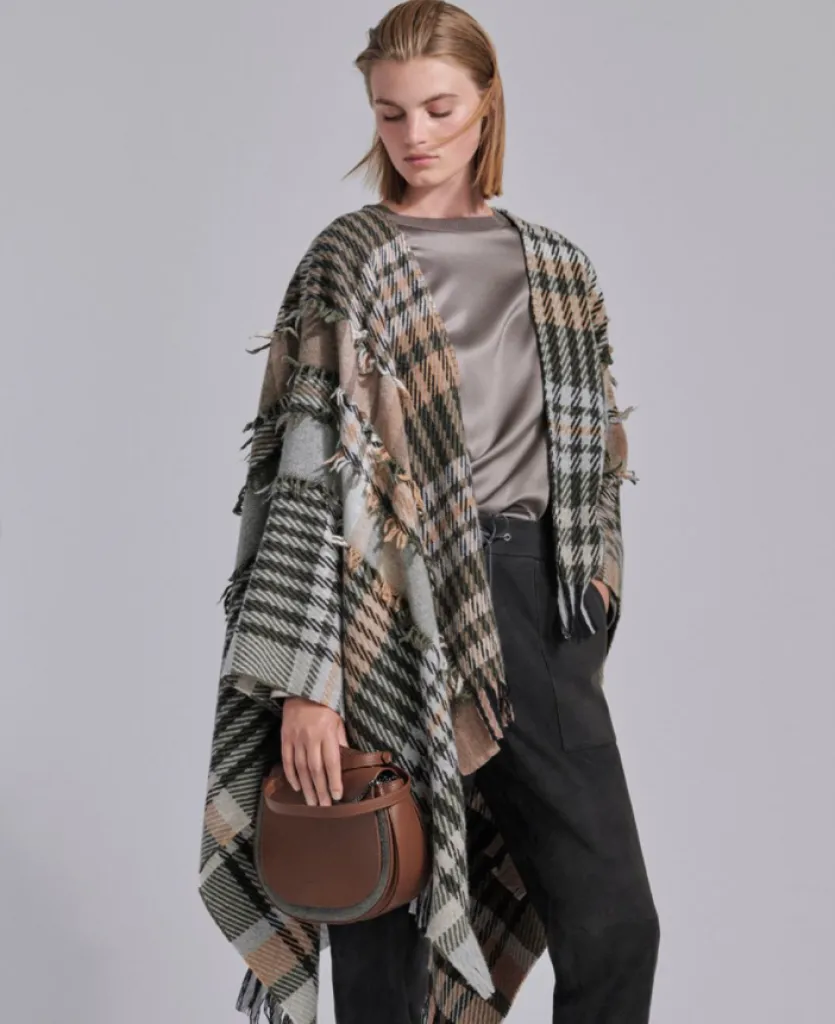 La Maison Fabiana Filippi crée des vêtements pour les femmes classiques, élégantes et raffinées.