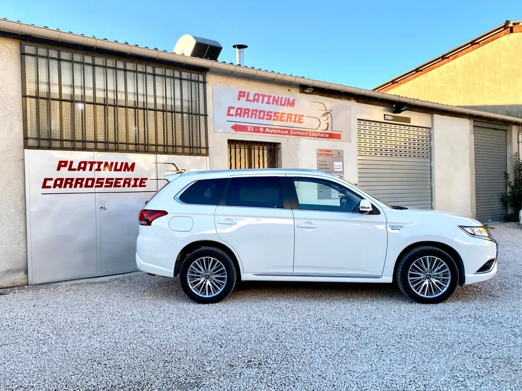 Réparation de la carrosserie bas de caisse et pare choc sur Mitsubishi Outlander avec Franchise offerte à Cassis