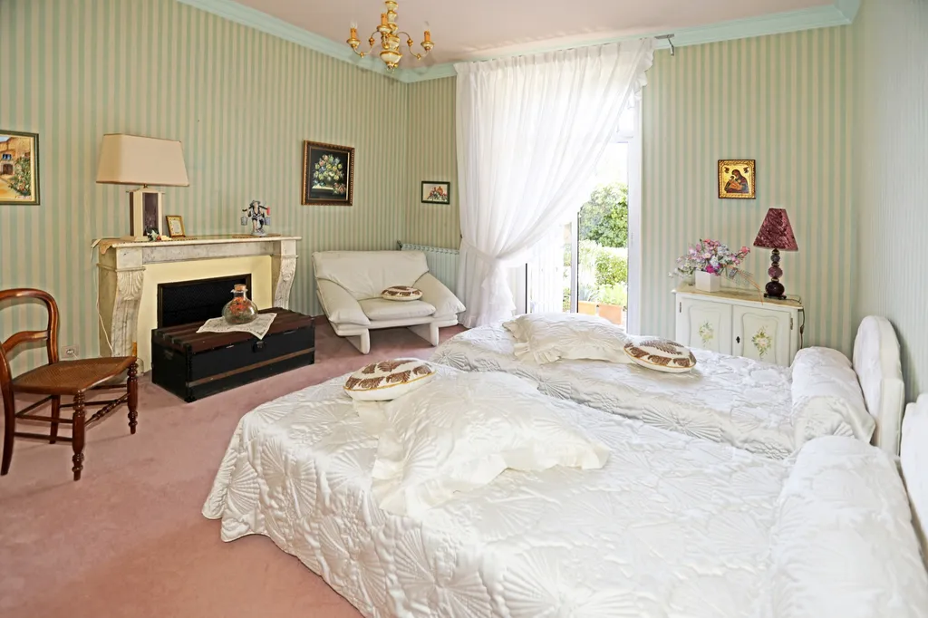 proche Avignon, propriété avec maison de gardien, piscine et parc clos.   