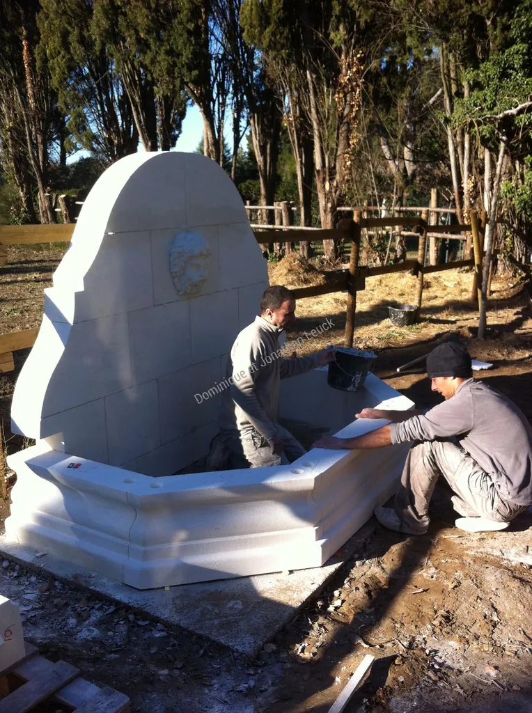 Fronton et bassin en pierre d'Estaillades
