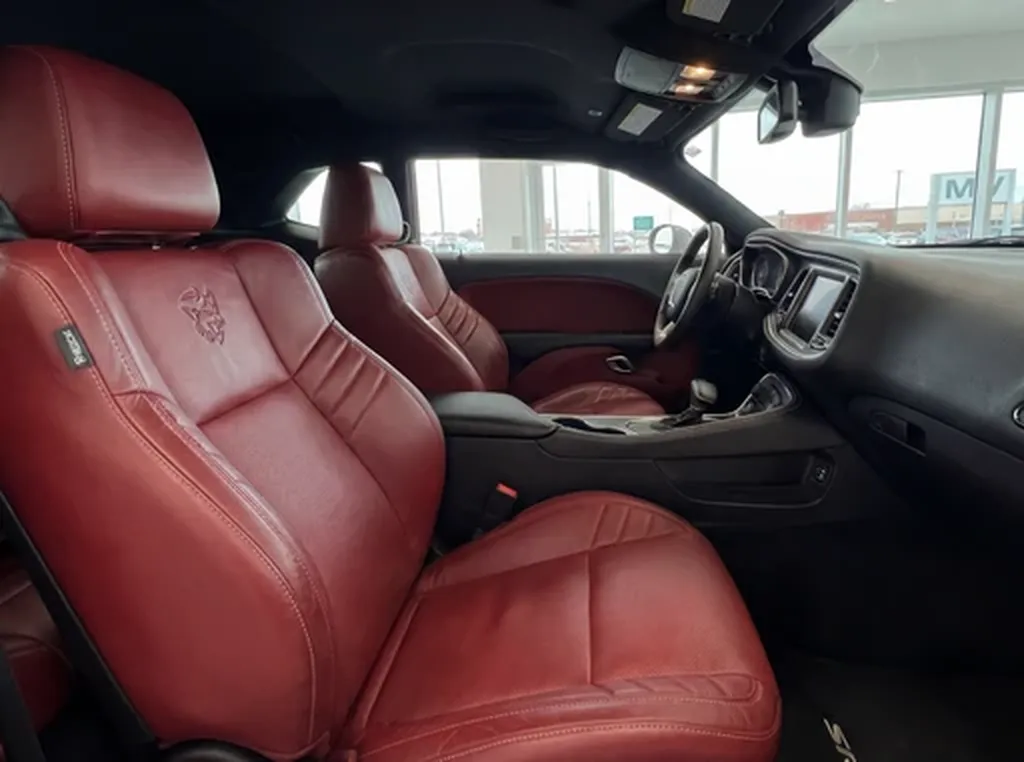 Dodge Demon 170 sièges sport cuir rouge intérieur premium – édition rare Europe