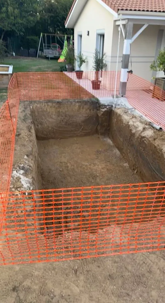 TRAVAUX DE TERRASSEMENT AVEC CREATION D UN TROU DE PISCINE SUR LA BREDE 