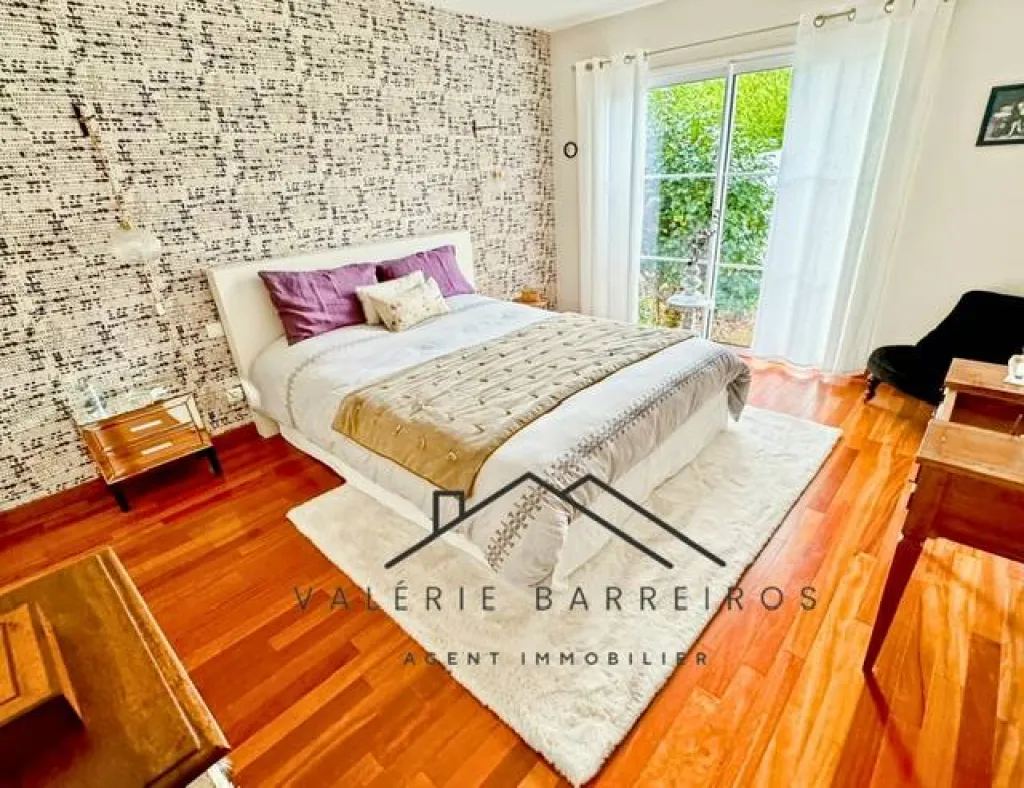 A saisir maison d'architecte de 7 pièces d'une superficie de 195 m² habitables sur un terrain de 1450m2 sur la commune de LA LONDE