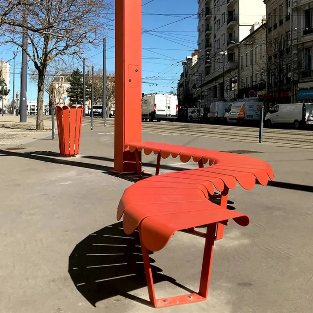 Banc rouge serpentin Tolerie Forezienne