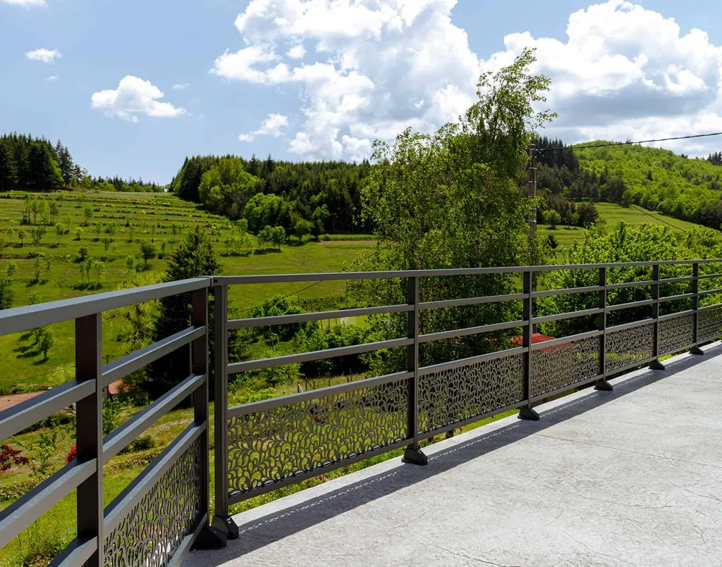 Installation de garde-corps décoratif par BS Menuiseries en Saône-et-Loire