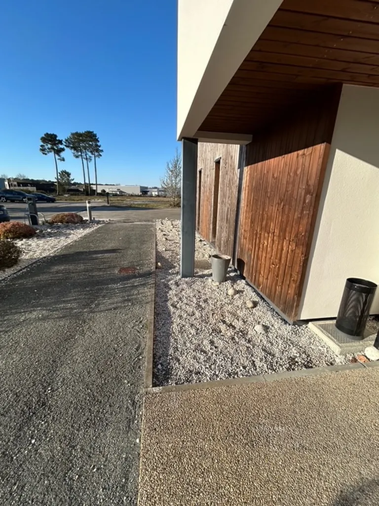 À Martillac 33650 en Gironde, aménagement d'infrastructure avec tranchée et installation de deux bornes de recharge doubles sur pied V2C Trydan 22kW pour flotte d'entreprise.