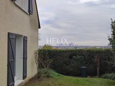 Le Mesnil le Roi-Maison de 153m2 avec vue sur Paris La Défense sur 850m2 de terrain comprenant 4 chambres, un double séjour très lumineux avec cheminée, un sous-sol total avec double garage.