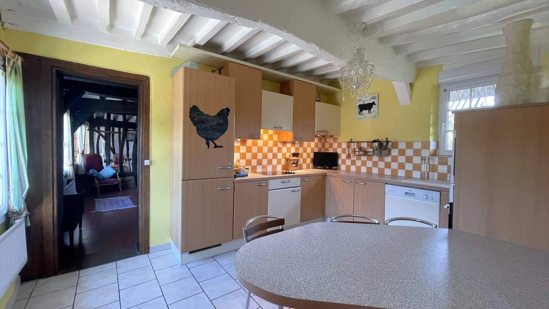 Vends : Charmante longère avec spacieux séjour, cheminée et suite parentale, idéale pour un cadre de vie calme et verdoyant.