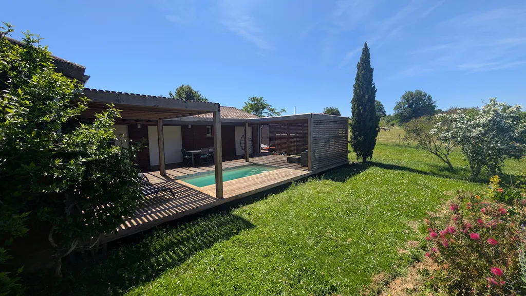 Terrasse en bois résineux Thermo'Pin et pergola Douglas sur mesure autour de piscine à Vaïssac en Tarn-et-Garonne