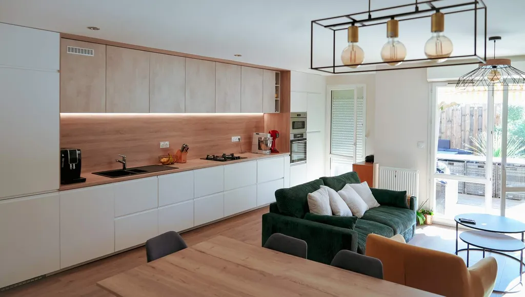 Architecte d’intérieur à Villeneuve-Tolosane pour la rénovation de séjours et cuisines sur-mesure avec matériaux de réemploi durables