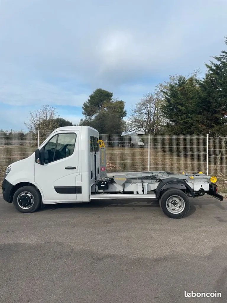 NISSAN INTERSTAR 2.3 145CV POLY BENNE BRAS 3T CORNUT ET UNE BENNE