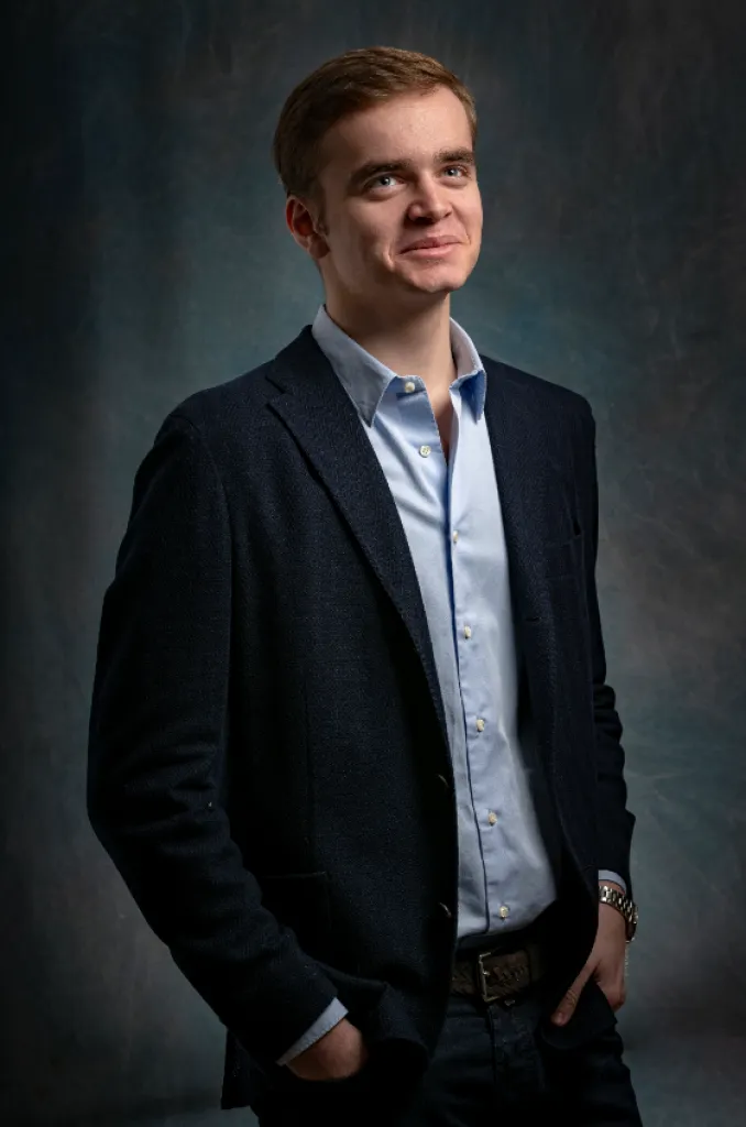 Veste et chemise BOGLIOLI, ceinture TOD'S, jean JACOB COHEN le coup de coeur de Sacha une tenue élégante à porter sans modération