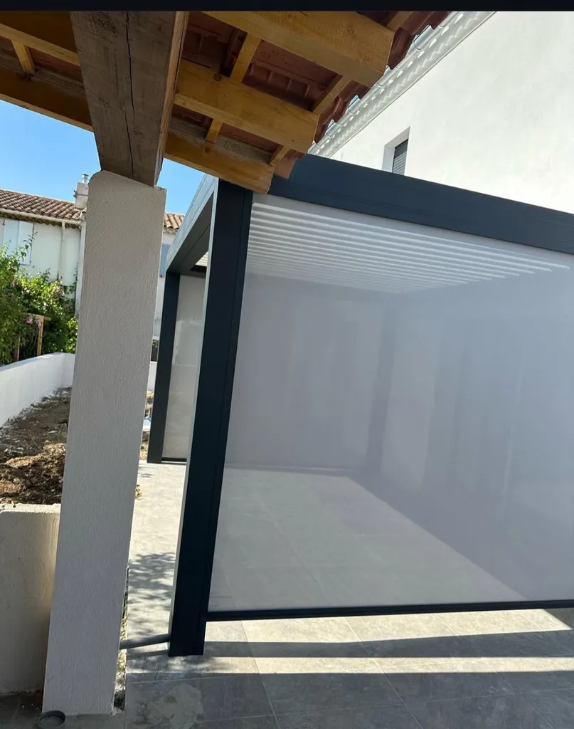 PERGOLAS BIOCLIMATIQUES EN ALUMINIUM A LUYNES