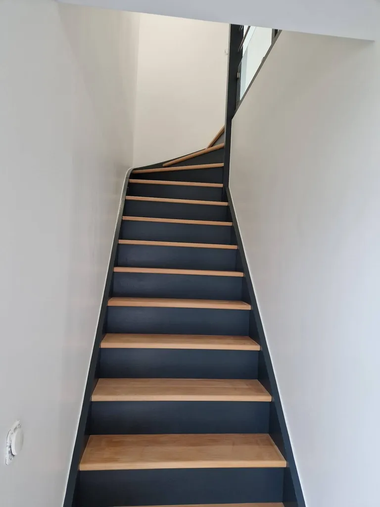 Coût pour un escalier bicolore en vitrification et peinture à Lisieux
