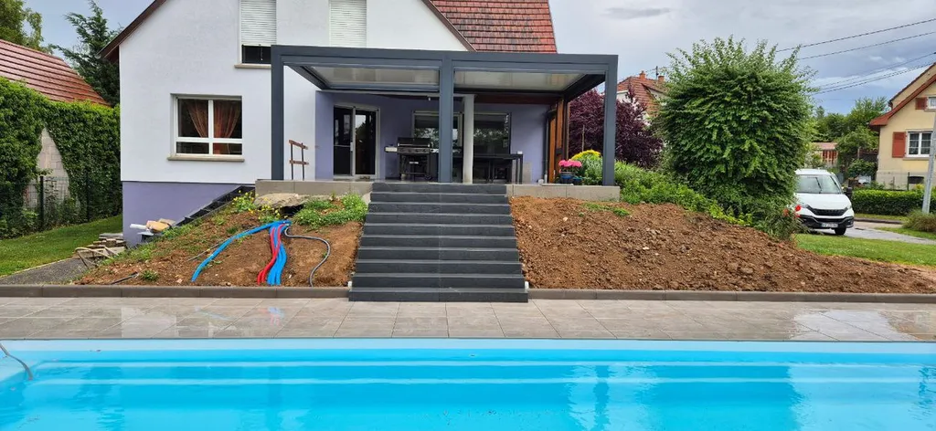 Installation pergola bioclimatique sur-mesure avec stores latéraux en gris anthracite
