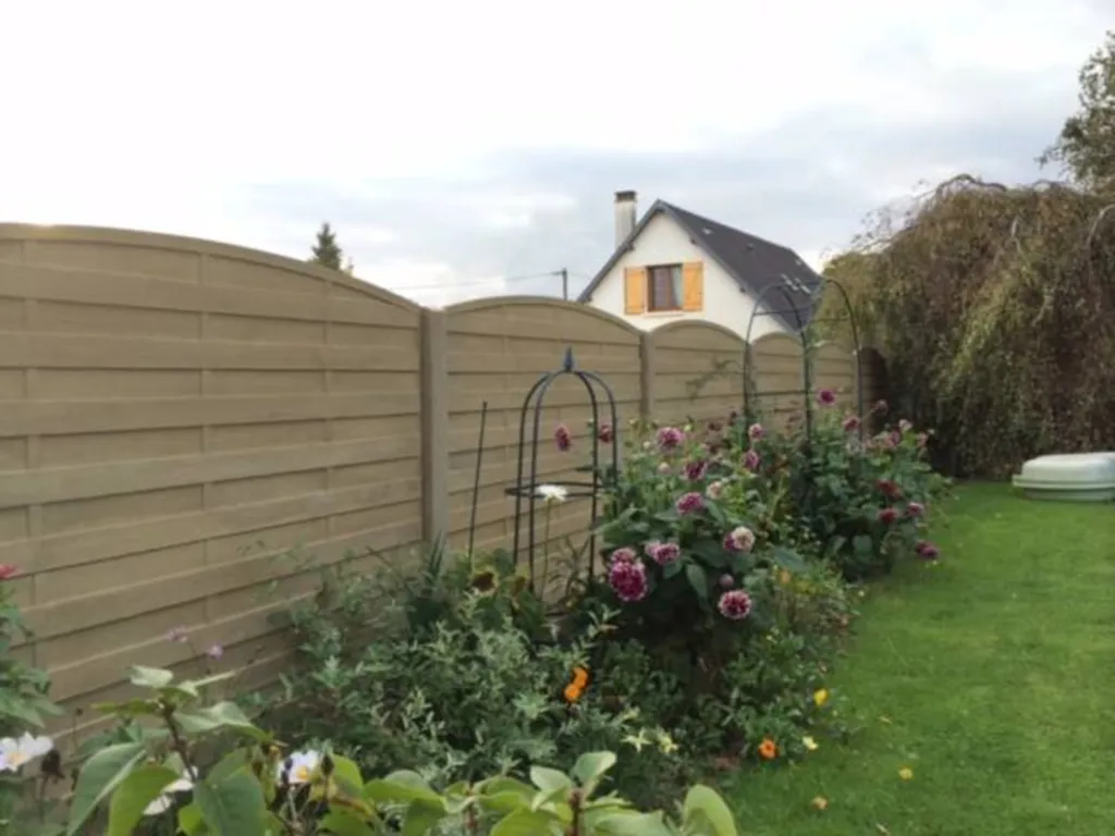 Pose de clôture en plaques impression bois au Havre 76