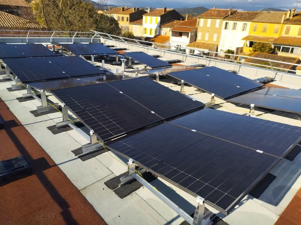 Dans le Var installez des panneaux solaires Dmegc avec Provence Energie Solaire Services 