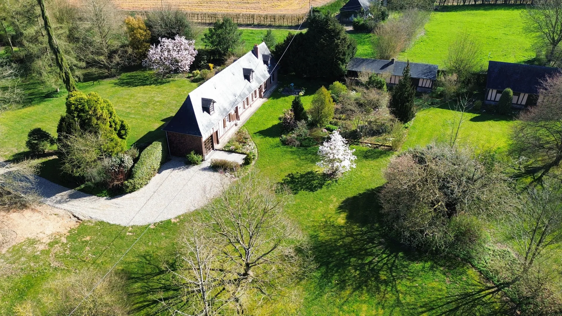 Propriété de charme avec 1.5ha de terrain et de verger, à 15min de Neufchâtel en Bray, Normandie (76).