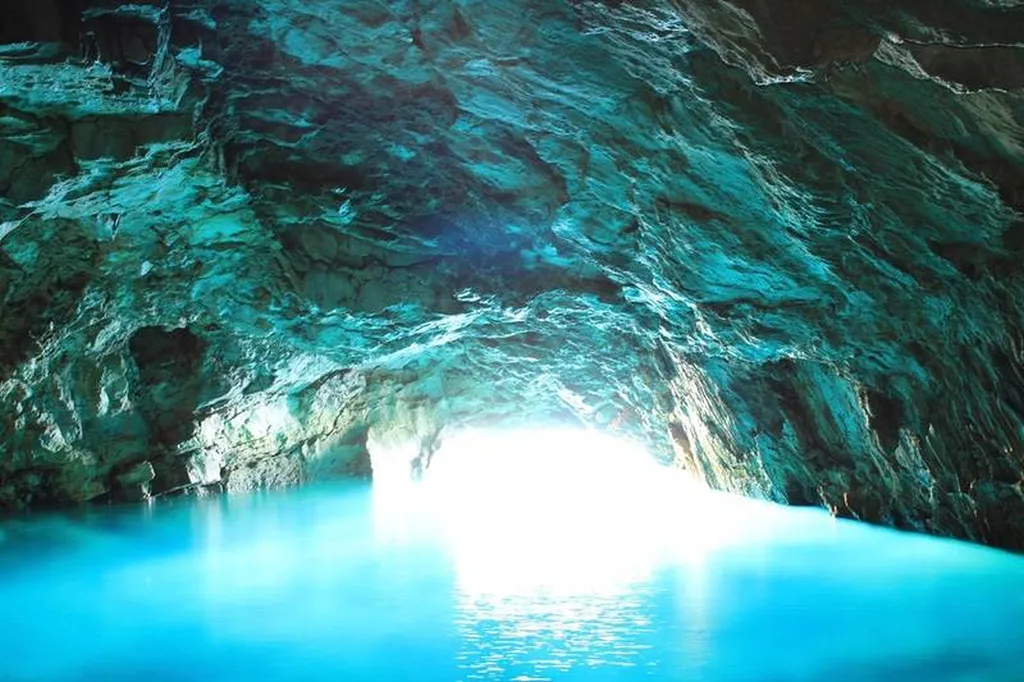 Exploration de la Grotte Bleue avec L'Eden Boat : Découvrez la magie des Grottes Bleues lors de nos excursions dans les Calanques