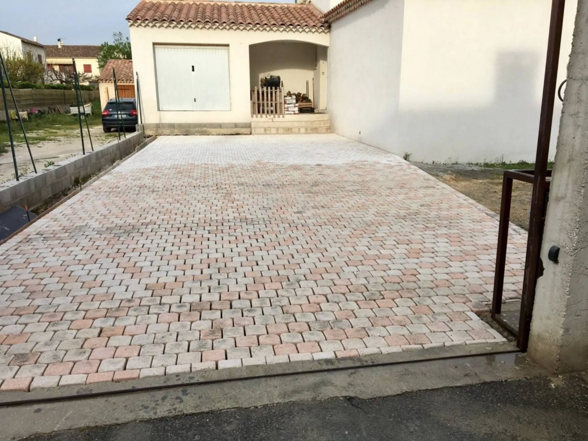 Réalisation d'une allée en pavés carrossable à Berre l'Etang Réalisation d'une allée en pavés carrossable à Berre l'Etang