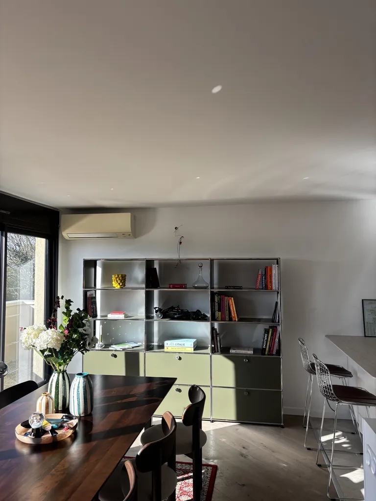 Meuble composable moderne en acier et chrome, configurable, dans l’esprit du système USM, disponible chez Ginette Design.