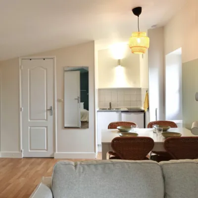Cuisine compacte et moderne pensée pour la location meublée, par l'Atelier D, architecte d'intérieur à Bordeaux