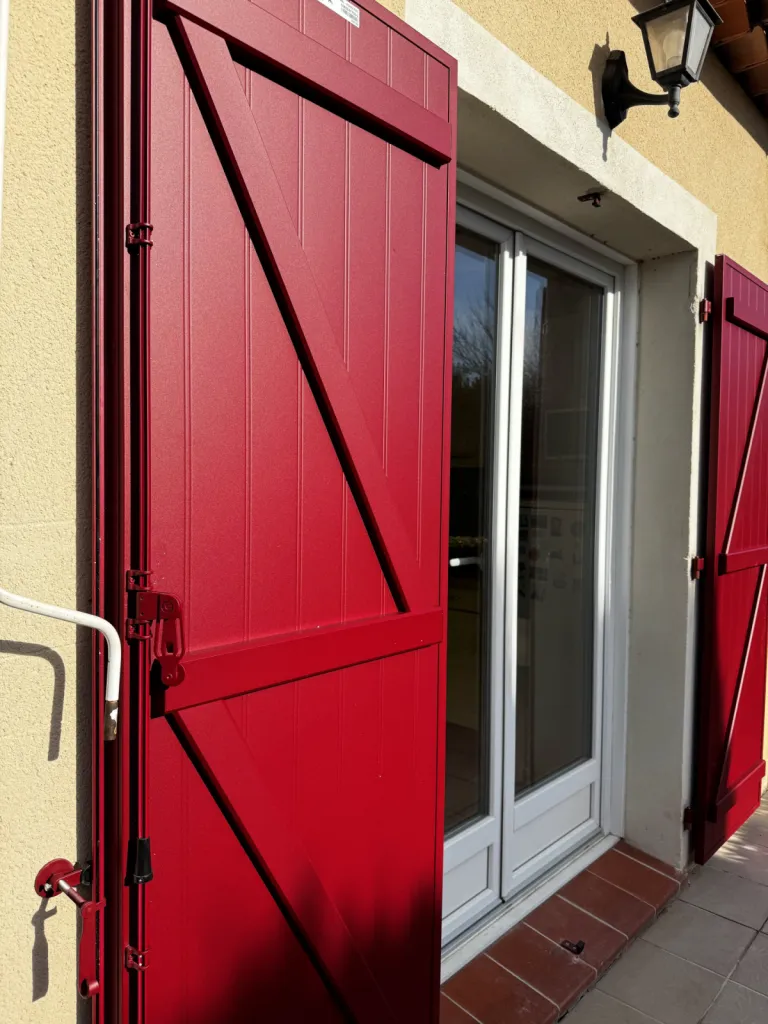 Pose de volets battants en aluminium sur mesure