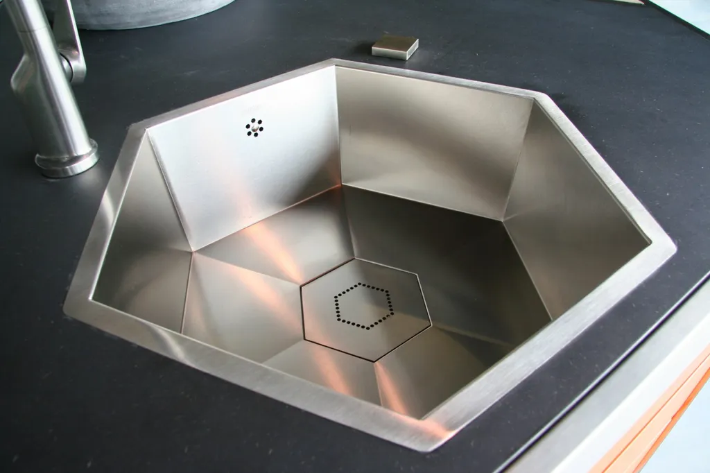 Evier en inox sur mesure à encastrer dans un plan de travail