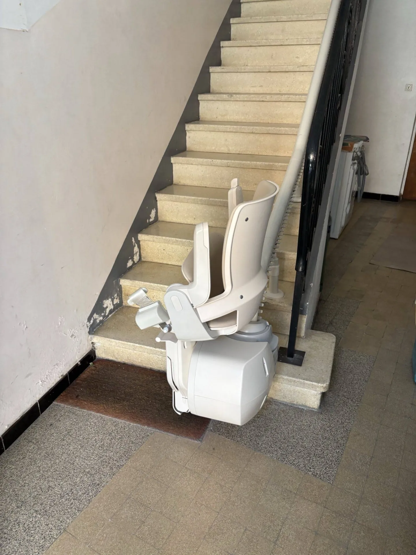 Départ de ce fauteuil monte escalier OTOLIFT SMART sur 3 niveaux entre Marseille et Toulon