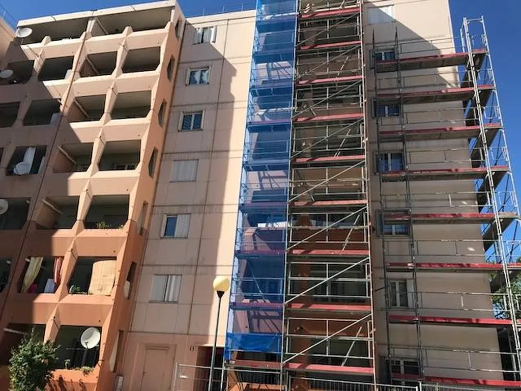 Mise en place échafaudage sur le bâtiment à Aix-en-Provence