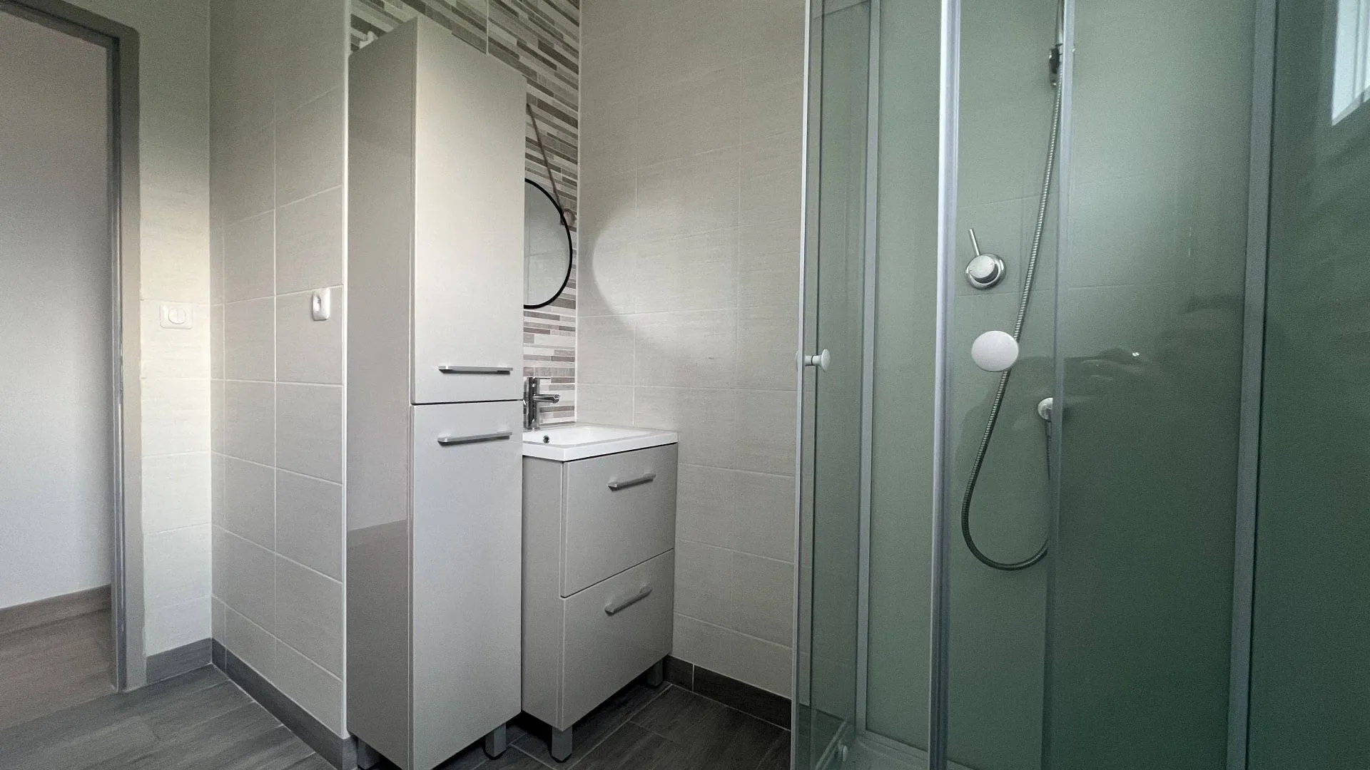 SOUS OFFRE PAVILLON MODERNE construit en 2023 de 81m² plain-pied, 3 chambres, pièce de vie lumineuse, terrain clos 678m², idéale primo-accédants, à proximité des Villes Sœurs et Baie de Somme.