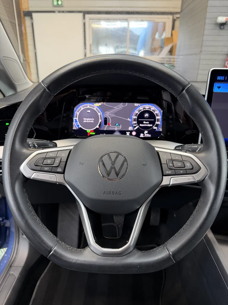 VOLKSWAGEN GOLF 8 eTSI / GARANTIE VW 2028 / DSG7 / GRAND ECRAN / CARPLAY