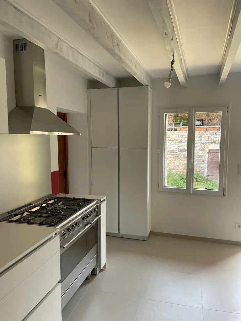 Placards de cuisine sur mesure installés lors de la rénovation à Beaujeu avec rangements optimisés et finitions modernes