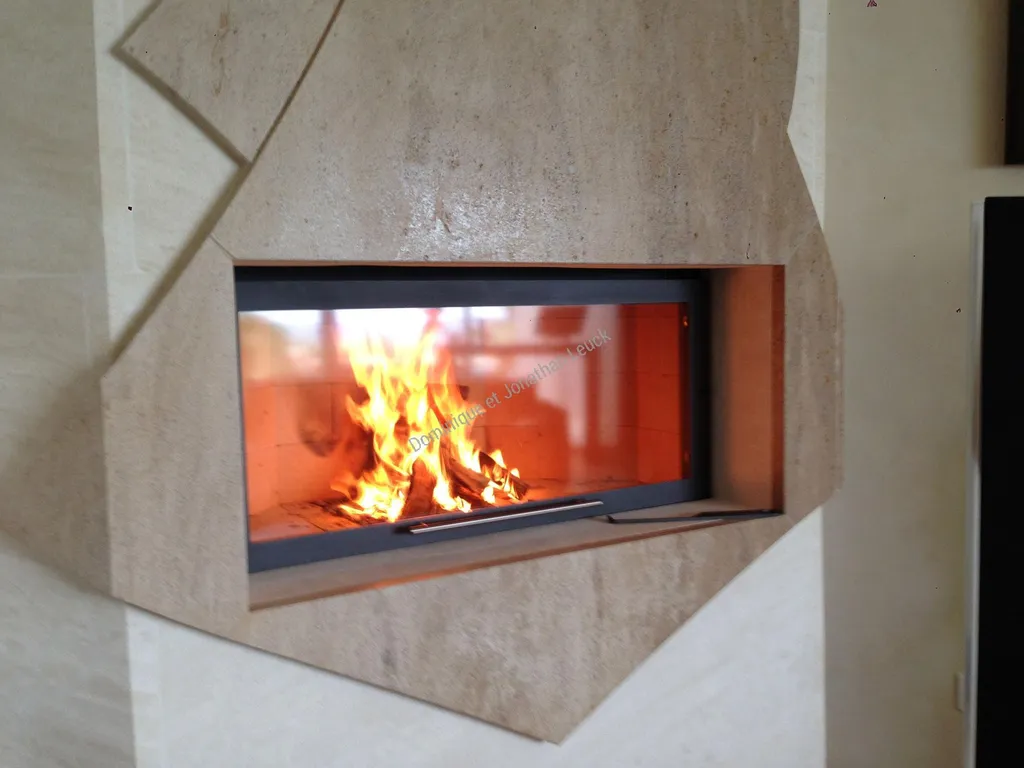 Cheminée en pierre d'Estaillades avec foyer fermé TOTEM - Sanary sur Mer