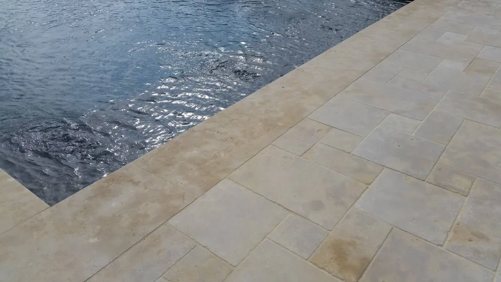 pierre naturelle pour terrasse beige