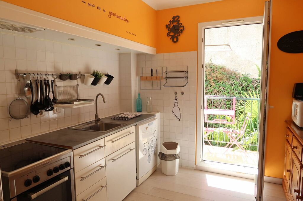 Appartement T3 Cassis dans petit immeuble au centre avec deux balcons et cave 