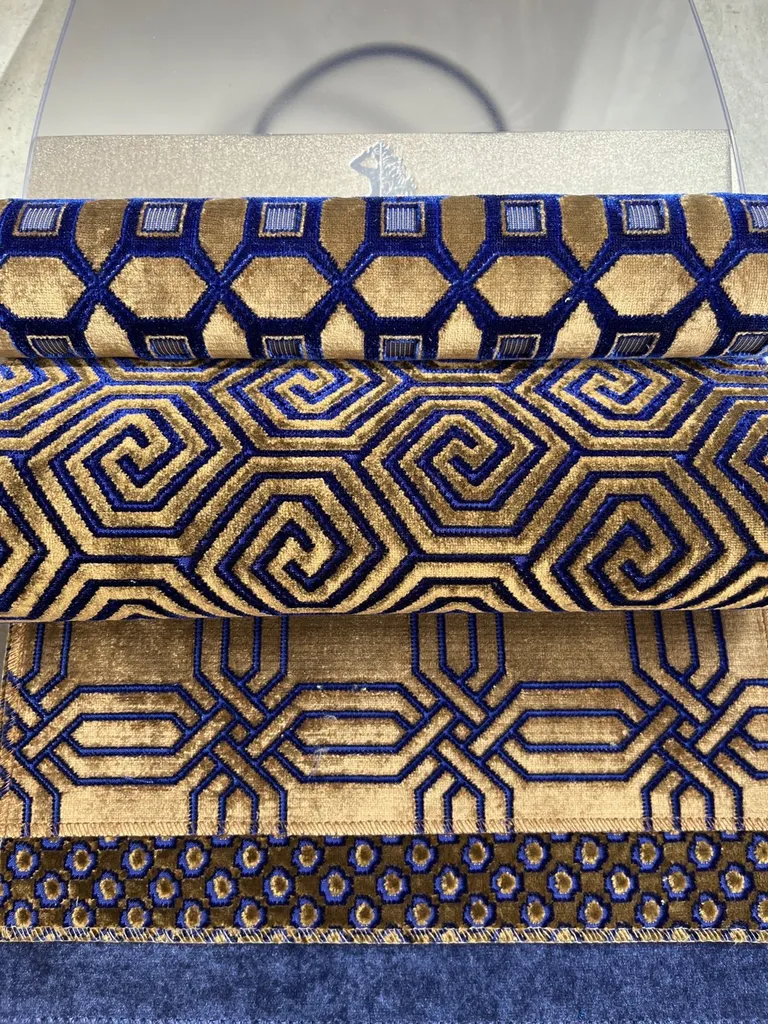 Réfection de deux fauteuils cabriolets à Lyon par votre tapissier d'ameublement