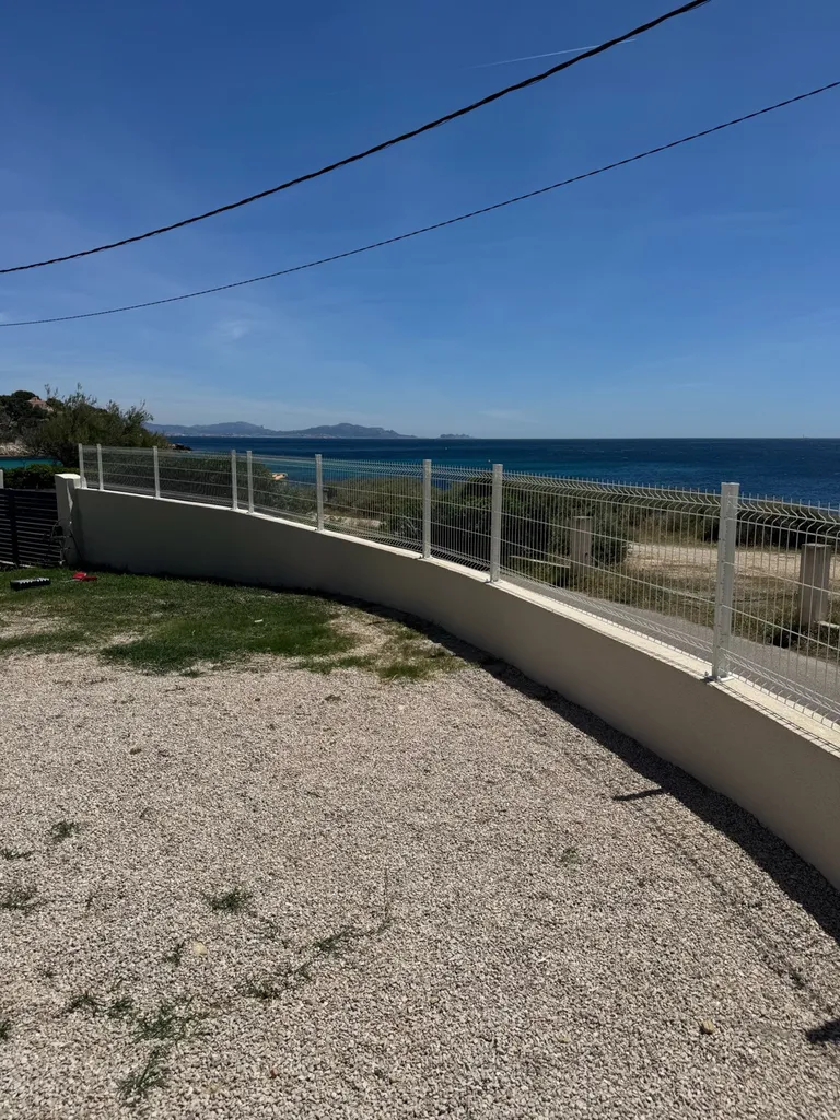 Fourniture et installation d'une clôture en panneaux soudés de 45 mètres linéaires à Carry le Rouet sur la Côte Bleue