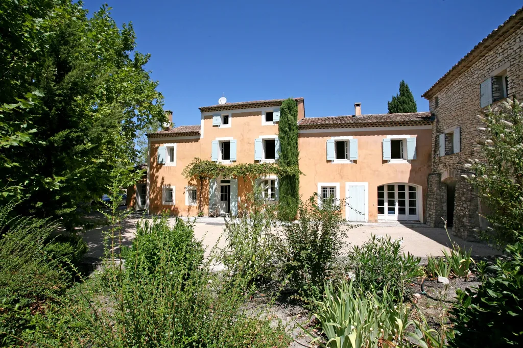 A vendre à Pernes-les-Fontaines, ancien mas avec dépendances sur 3,5 hectares de terrain    
