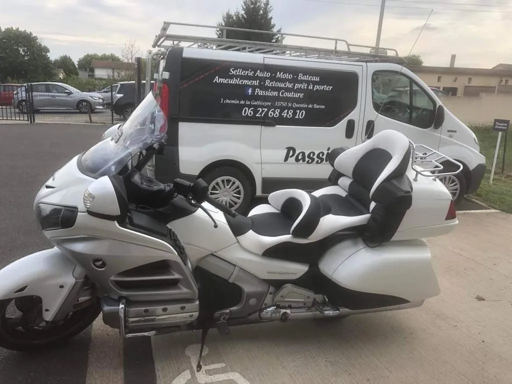 Personnalisation d’une selle de moto Goldwing bicolore à Bordeaux