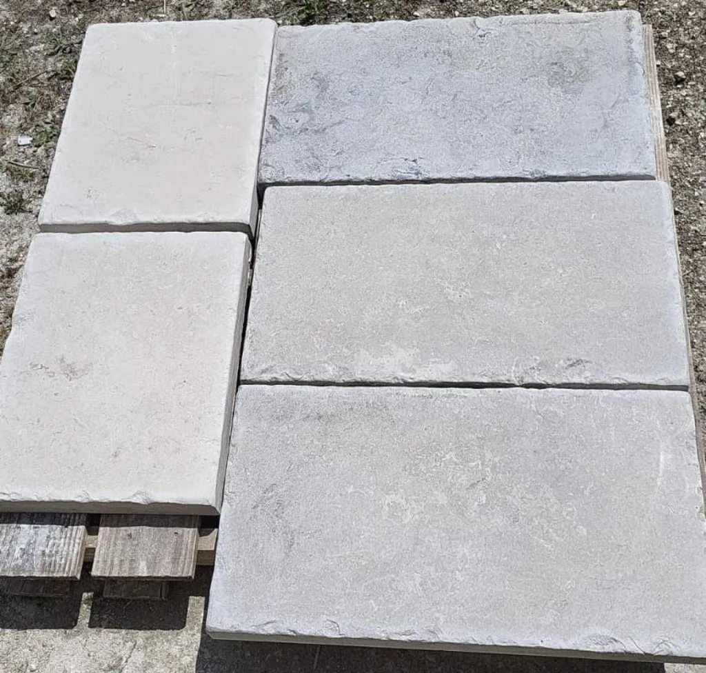 Dalle de Dordogne, dallage du Périgord en pierre naturelle vieillie