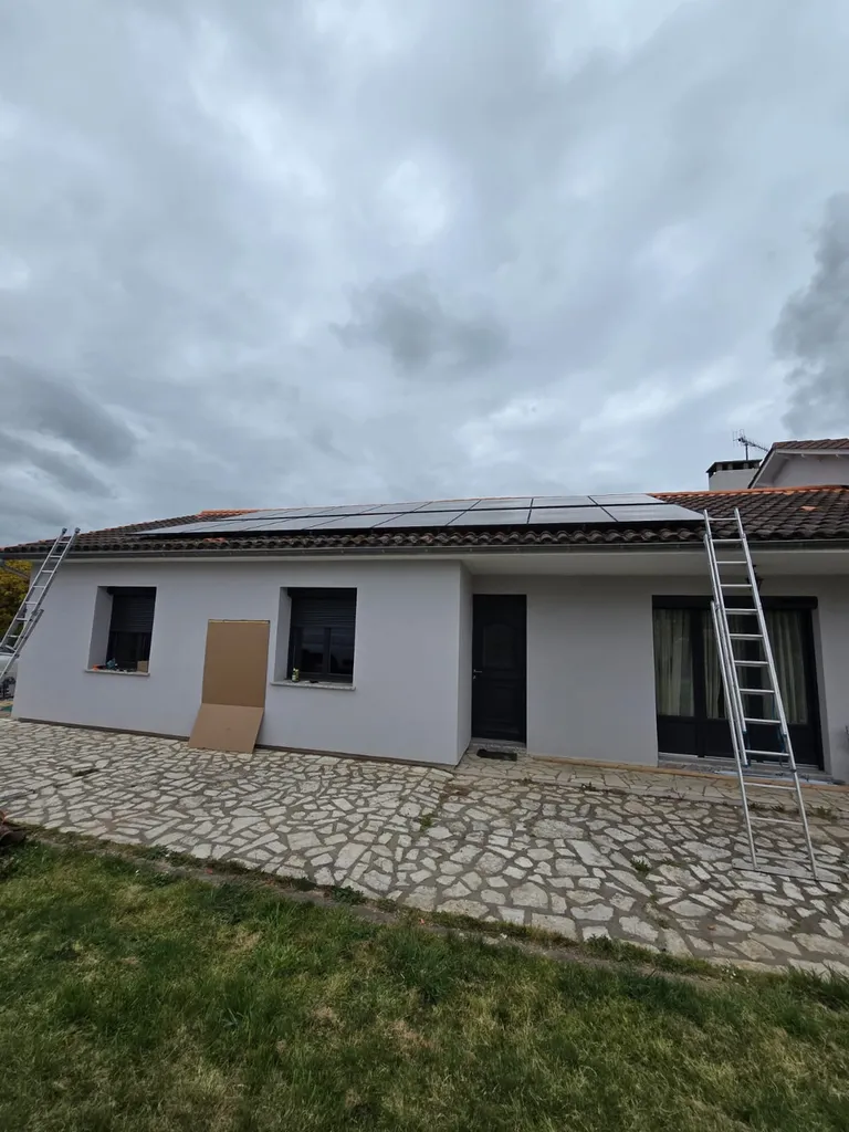 À Yvrac 33370 près de Bordeaux en Gironde, installation d'une centrale photovoltaïque 9 kWc avec stockage sur batterie virtuelle Urban Solar pour une autonomie énergétique totale.