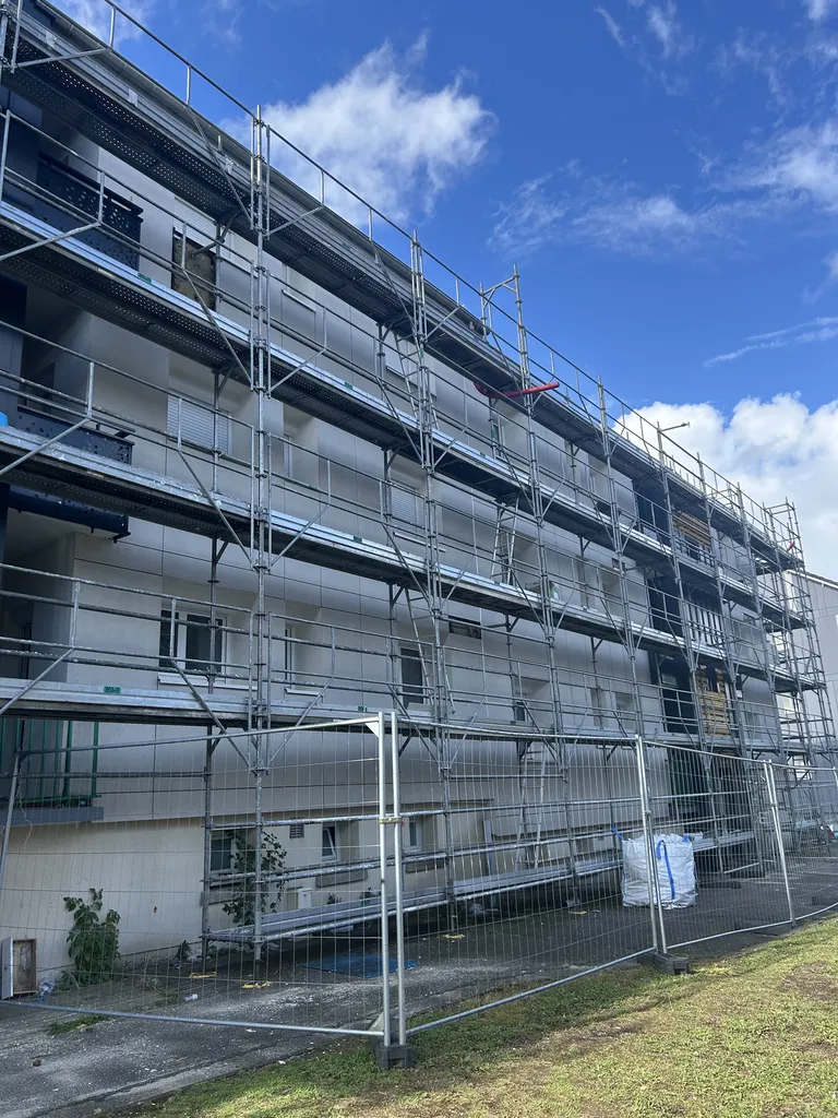Location échafaudage 750m2 avec montage rapide pour chantier de ravalement de façade d'immeuble à Dreux 28100