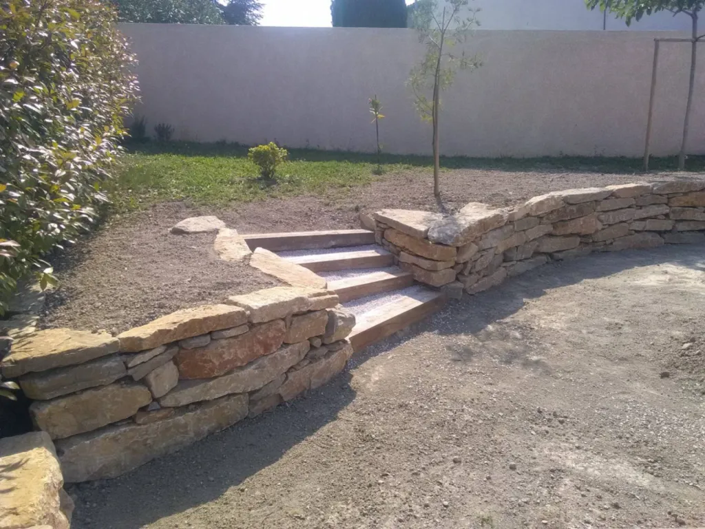 realisation d'un enrochement avec mini pelle avec escalier proche de ventabren 13122