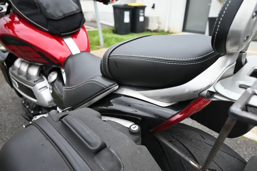 Selle moto sur mesure : confort passager optimisé et assise élargie près de Libourne