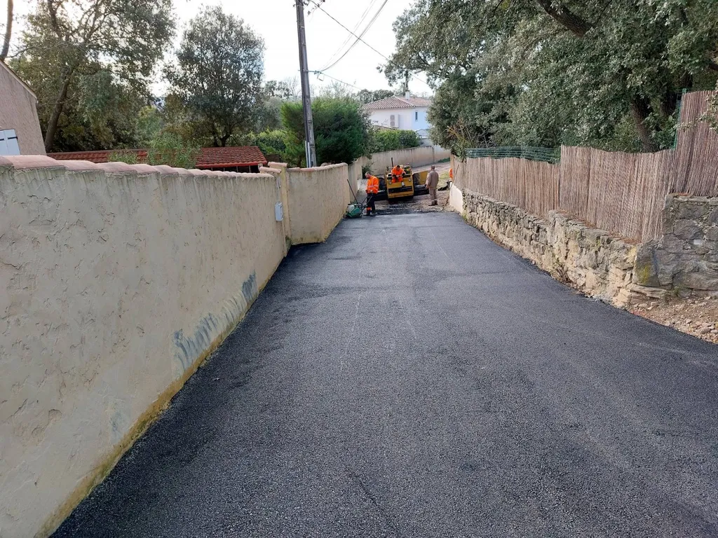 Réfection d'un chemin de copropriété en enrobé de bitume noir dans un lotissement à Pourrières dans le Var