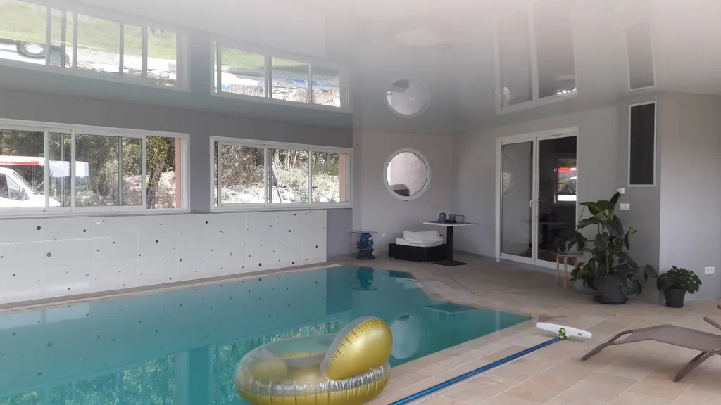 choisir un plafond tendu pour une piscine intérieure - Plafonds Tendus Occitans Blagnac